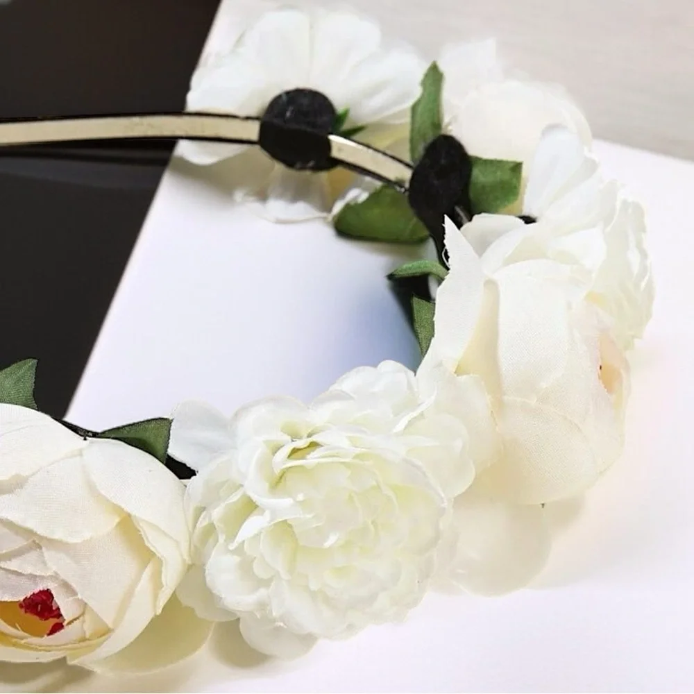 Blooming Beauty: White Flower Headband for the Perfect Boho Chic Look! NWOT